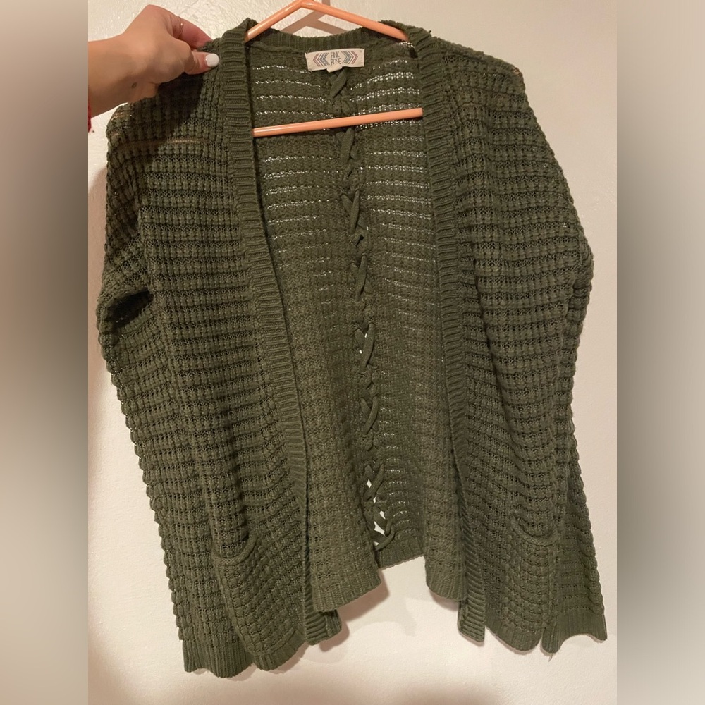 Lightweight 🫒green sweater 
Brand: Pink Rose